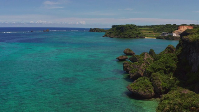 无人机拍摄的日本冲绳宫城池岛。池岛珊瑚热带水域及海岸线。视频素材