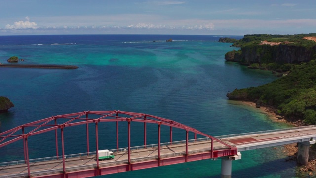 无人机拍摄的红色宫城桥池日本冲绳岛。池岛珊瑚热带水域及海岸线。视频素材