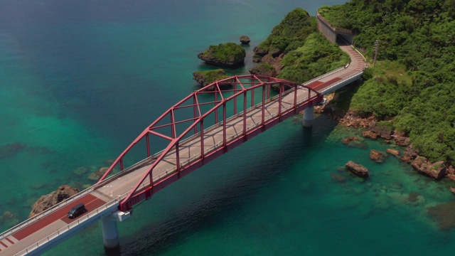 无人机拍摄的红色宫城桥池日本冲绳岛。池岛珊瑚热带水域及海岸线。视频下载