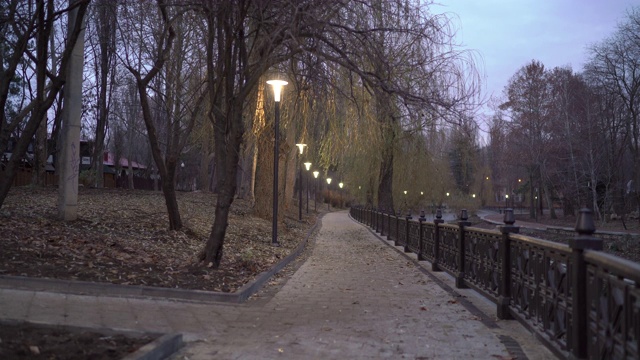 辛菲罗波尔初秋的清晨，河堤上挂着灯笼。视频素材