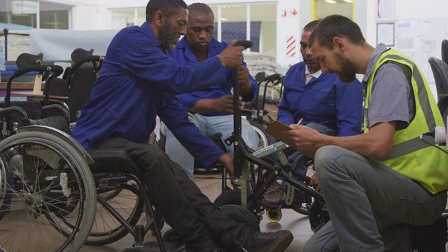 工人与残疾人一起工作视频下载
