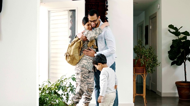 家人欢迎女士兵回家视频素材