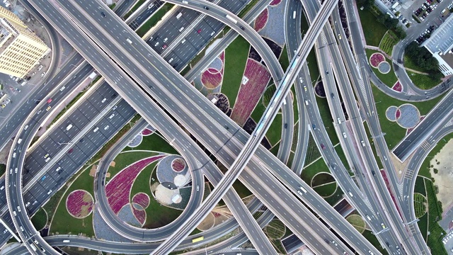 道路交叉口和城市交通俯视图/迪拜，阿联酋视频素材