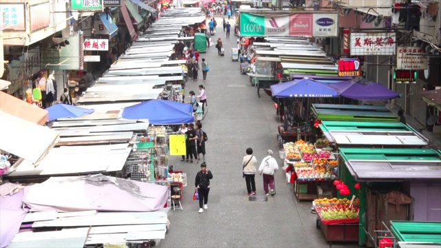 时光流逝:一群人在香港孟角区逛当地市场视频下载