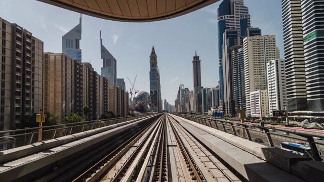 T/L POV城市地铁通过市中心/迪拜，阿联酋视频素材