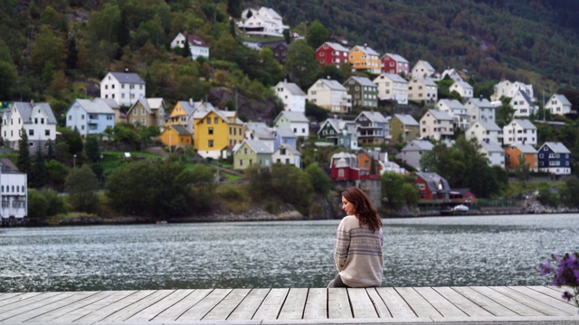 一名妇女在看挪威奥达镇的城市景观视频下载