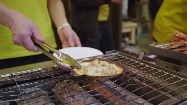 扇贝和龙虾在炉子上烤视频素材