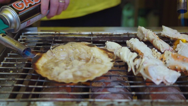 扇贝和龙虾在炉子上烤视频素材