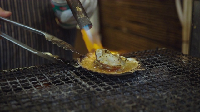 扇贝在炉上烤日本食物视频素材