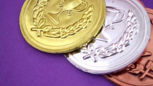 金牌，银牌和铜牌，紫色背景缎带视频下载
