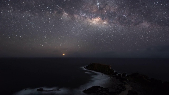 美国北马里亚纳群岛，禁岛/塞班岛海洋上空的夜空视频素材