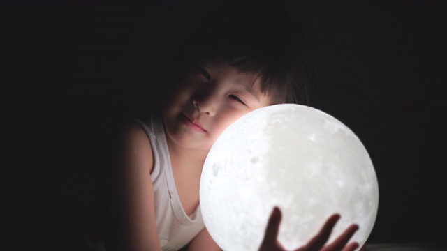 晚上抱着月亮的女孩视频素材