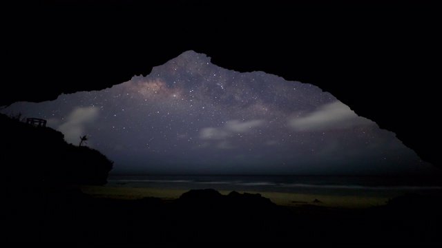 美国北马里亚纳群岛塞班岛梯子海滩洞穴内的夜景视频素材