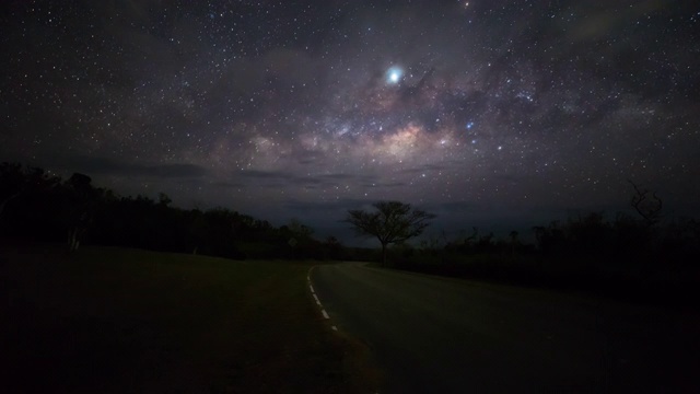美国北马里亚纳群岛塞班岛公路上空的夜空视频素材