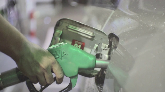 手动加油车在加油站加油的特写，慢镜头视频下载