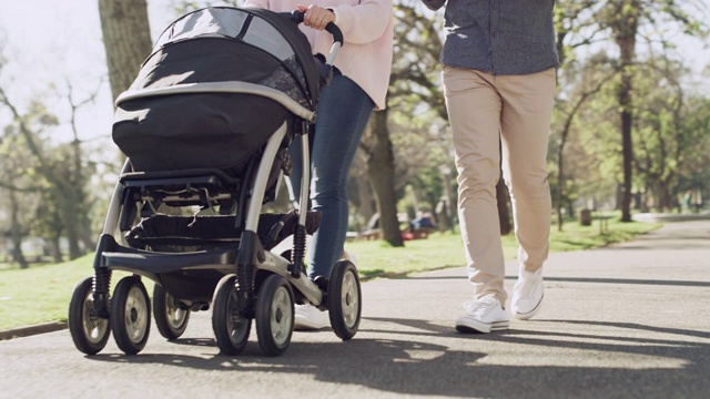 在公园散步是完美的家庭出游视频下载