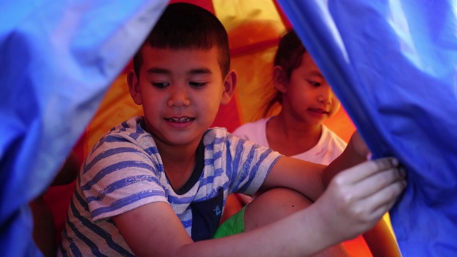 哥哥和妹妹在城堡帐篷的操场上玩视频素材