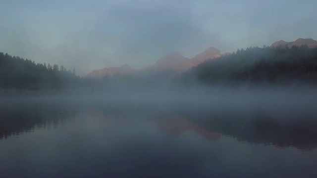 日出，雾山，湖，Caumasee瑞士航空视频素材