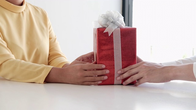 4k视频的男孩给她的女朋友的生日祝福或庆祝日礼物盒视频素材
