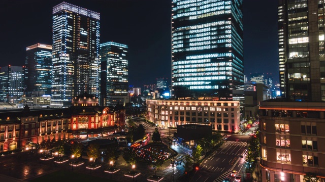 4K延时:夜间场景的行人旅游人群行走和汽车交通在东京车站市中心附近的火车站，高峰时间视频素材