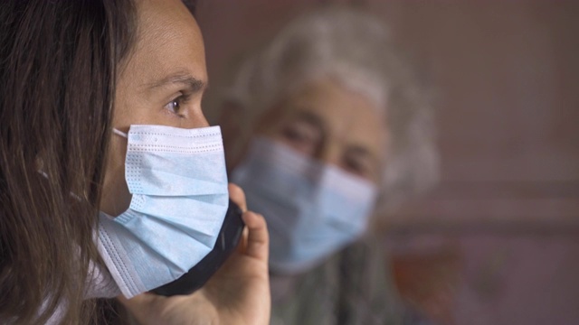 冠状病毒保护。妇女戴口罩以避免传染病。视频素材