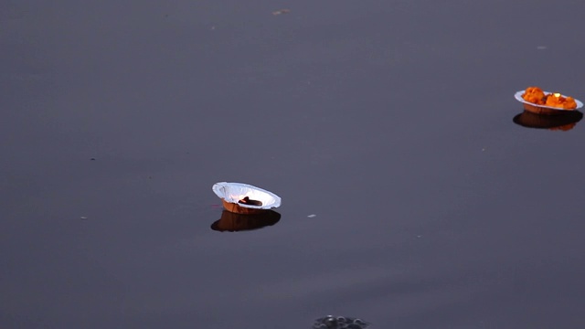 漂浮在河上的一次性盘子上的燃烧灯，印度文化中的爆破视频素材