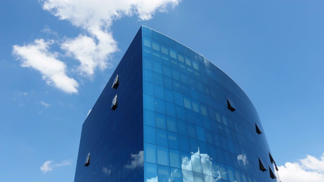 云反射在玻璃建筑上视频素材