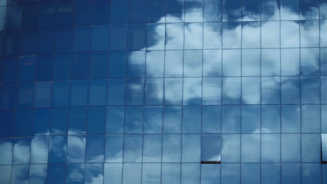 云反射在玻璃建筑上视频素材