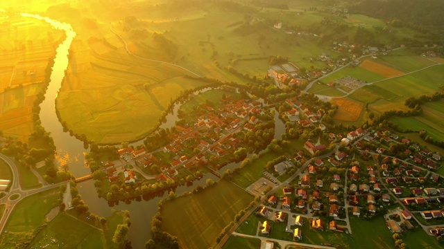 鸟瞰日落时河边田园诗般的小镇视频素材