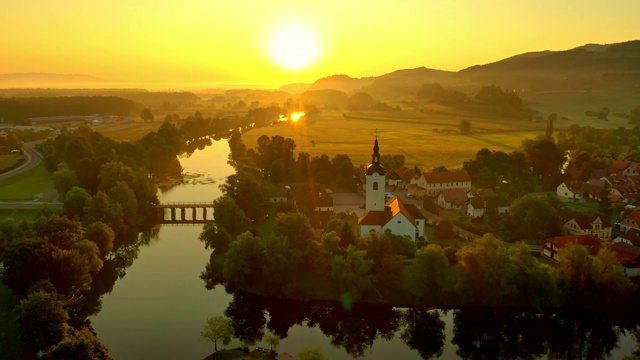 日落时分河边浪漫的小镇视频素材