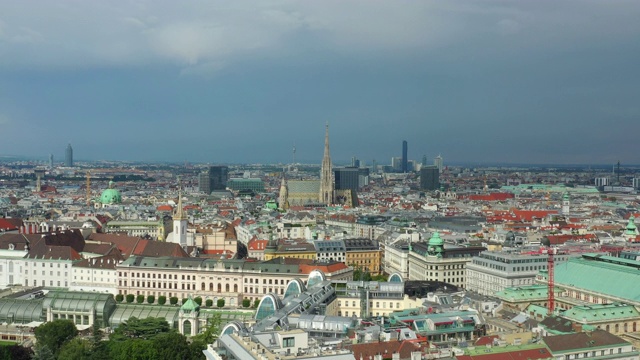 暴风雨天空夏日维也纳市中心屋顶空中全景4k奥地利视频下载
