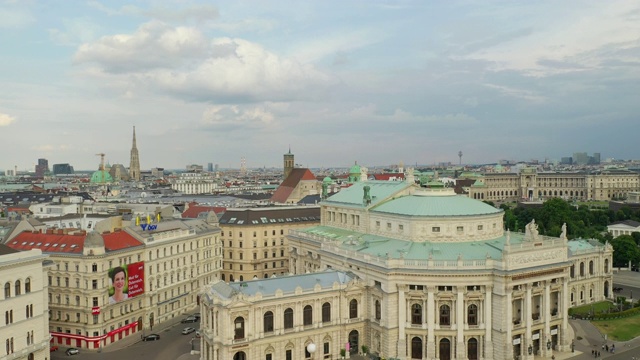 夏季全天飞行维也纳城著名博物馆建筑群广场交通空中全景4k奥地利视频下载