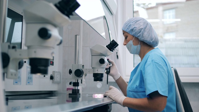 现代医学实验室的人工授精。一个人在实验室工作，进行人工受精。视频素材