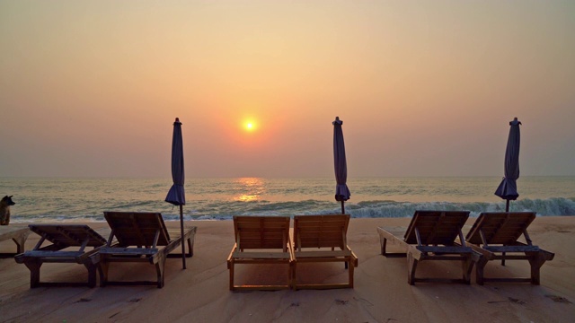 沙滩椅上的沙与海洋的背景视频素材