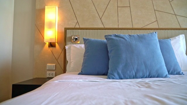 卧室室内漂亮舒适的枕头装饰视频下载