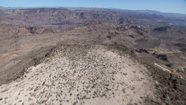 鸟瞰图的埃尔多拉多山与科罗拉多河的背景，内华达州。视频下载