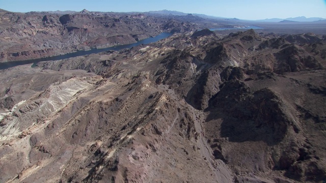 科罗拉多河和埃尔多拉多山的鸟瞰图在亚利桑那州和内华达州的边界。视频下载