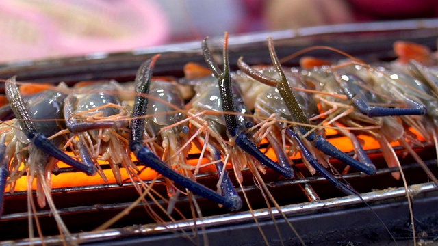 泰国街头小吃里的烤虾视频下载