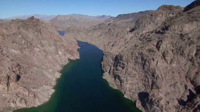 鸟瞰图科罗拉多河与埃尔多拉多山脉和黑山在亚利桑那州和内华达州的边界。视频下载