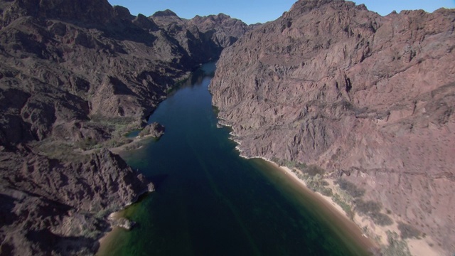 鸟瞰图的科罗拉多河在黑峡谷，内华达州和亚利桑那州边境。视频下载