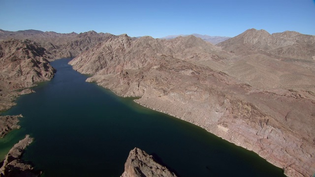 鸟瞰图科罗拉多河流经埃尔多拉多荒野地区在亚利桑那州和内华达州的边界。视频下载