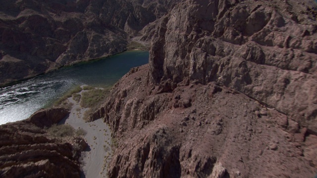 鸟瞰科罗拉多河和鹤巢洗在黑峡谷，亚利桑那州。视频下载