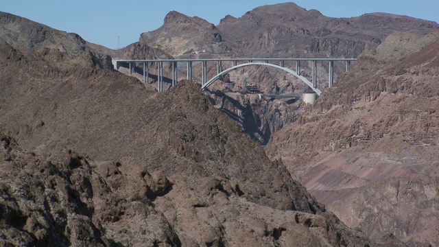 麦克·奥卡拉汉-帕特·蒂尔曼纪念桥鸟瞰图穿过埃尔多拉多山脉，胡佛大坝附近的内华达州。视频下载