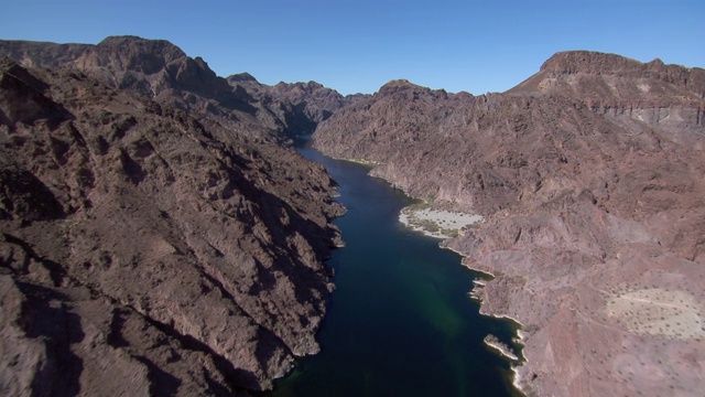 鸟瞰图的科罗拉多河在黑峡谷，内华达州和亚利桑那州边境。视频下载