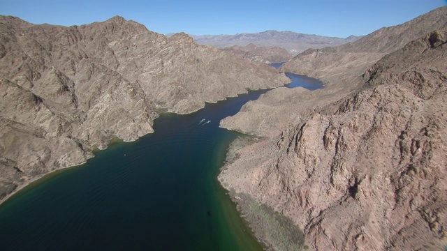 鸟瞰图科罗拉多河流经黑峡谷荒野在亚利桑那州和内华达州的边界。视频下载