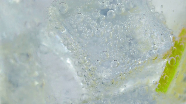 靠近苏打水泡沫，冰块和酸橙。视频下载