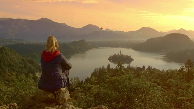 游客欣赏日落时分的“血湖”视频下载