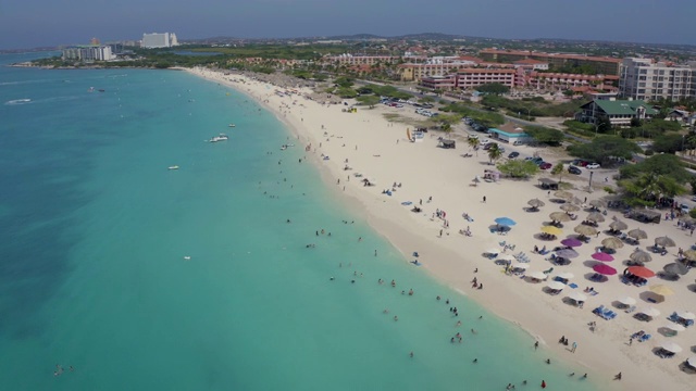 鸟瞰图Curaçao海岸在加勒比海与绿松石水视频下载