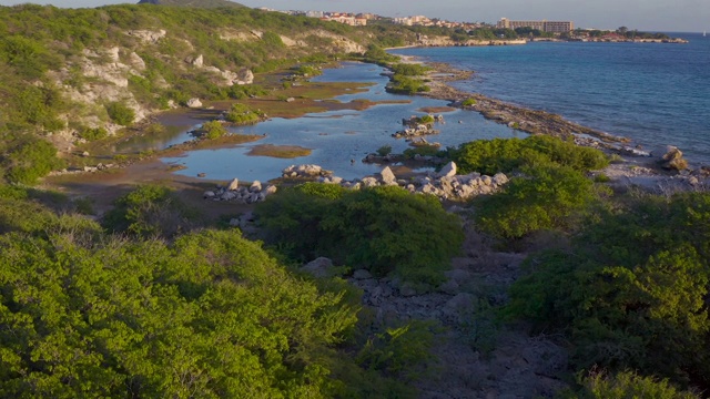 鸟瞰图Curaçao海岸在加勒比海与绿松石水视频下载