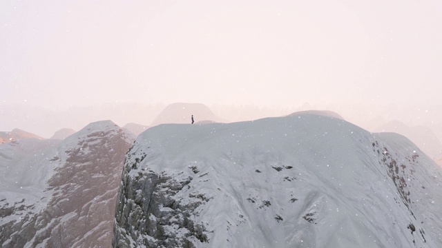 登山运动员在攀登雪山视频素材